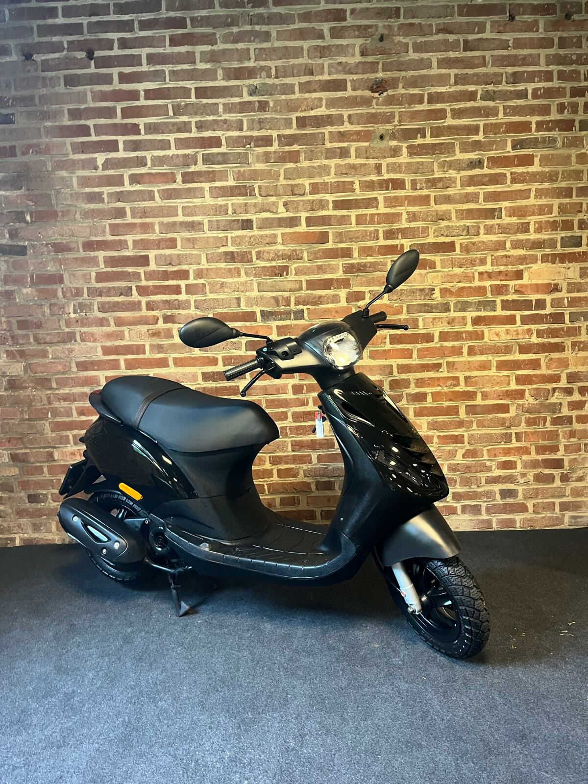 Piaggio Zip (45 km/h)